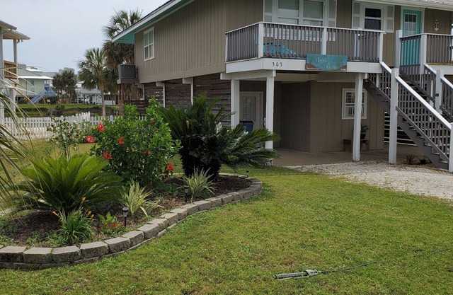 Enjoy easy Beach access from "Bonnie Dune" our cottage on Little Lagoon!