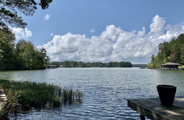 Enjoy EZ Livin' on the waters of Lake Sinclair!