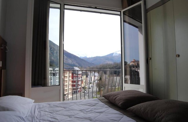 Enjoy Homelike Comfort & Balcony Sights w/Modern Amenities in Lourdes