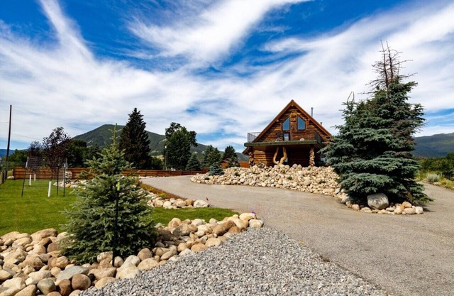Enjoy Mountain Views and Room for All at Log Cabin Lodge