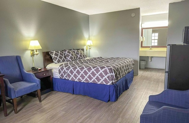 Enjoy Relaxing Nights with King Bed and Microwave and Fridge Near Attractions