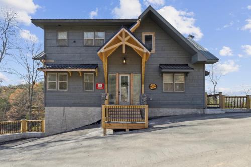 Enjoy the "Calm On The Water" in a Relaxing Luxurious Pool Cabin on the Lake!