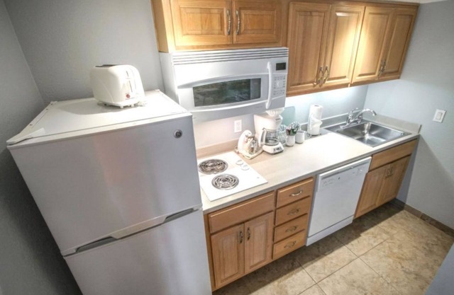 Enjoy the Holidays at the beautiful Palm Springs Tennis Club.