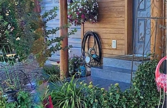 Enjoy the serenity of the Pahsimeroi in a Charming 3-bed 2-bath cabin. WiFi, AC