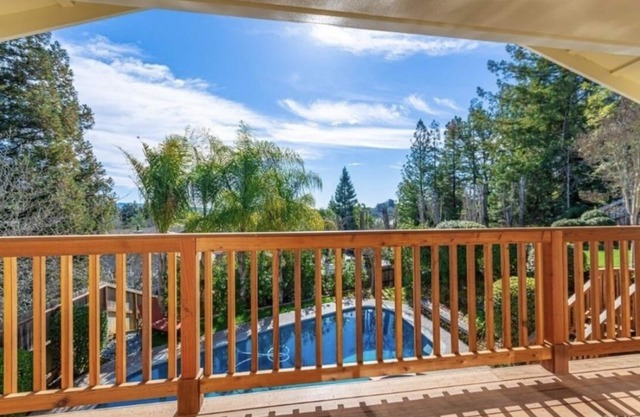 Enjoy the wine country from a gorgeous Napa Valley home!