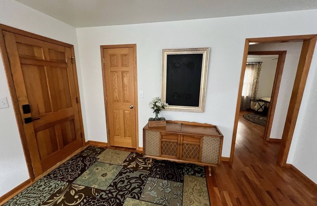 Enjoy this spacious ranch-style house next to the quilting capital of the world.