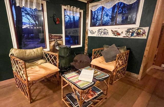 Enriqueta Lugar a 200mt del Lago Khami Hospedaje, Restaurante y Patio Cervecero