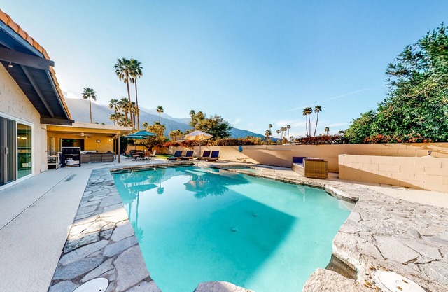 Entertain w/Amazing Mountain View, Private Pool/Spa, Putting Green - 2 Dogs OK