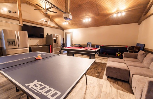 Entertaining GAME Room: 4 Bedroom Home: Lake Conroe: Pet Friendly