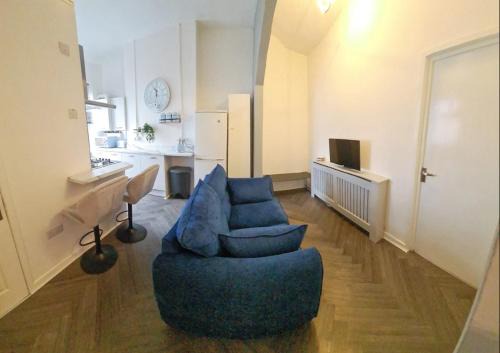 Entire 2 Bed Flat on 3rd floor near City Centre & Stadium