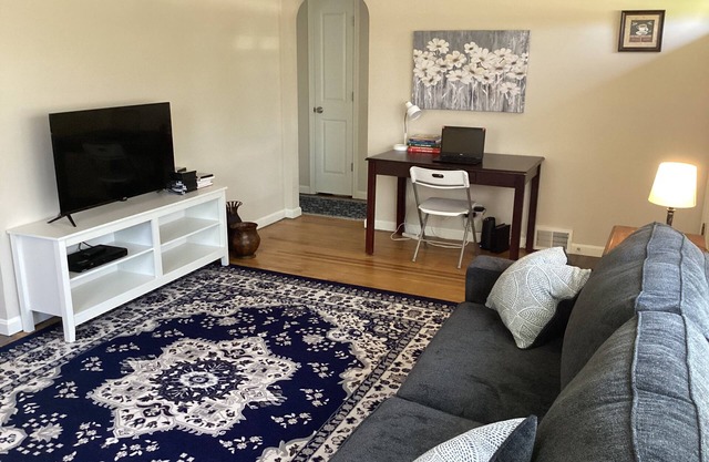 Entire 2 bedroom House with Living Room, close to all.Sleeps 6.