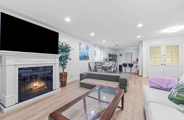 Entire 4BR house + game room + tree house + big backyard