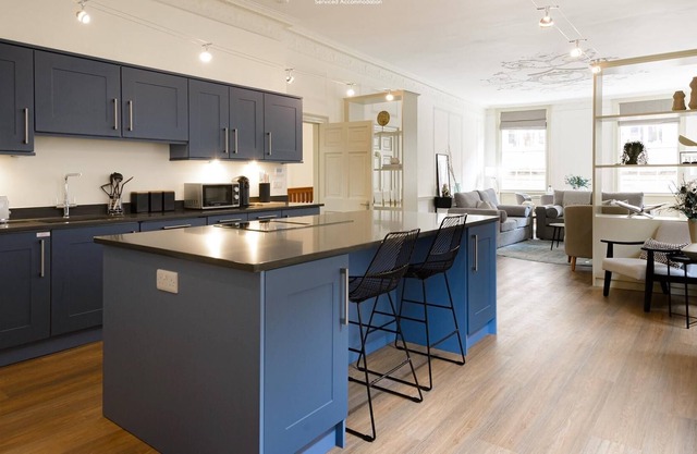 ✪ Entire Building ✪ Sleeps 18 ✪ Central Location