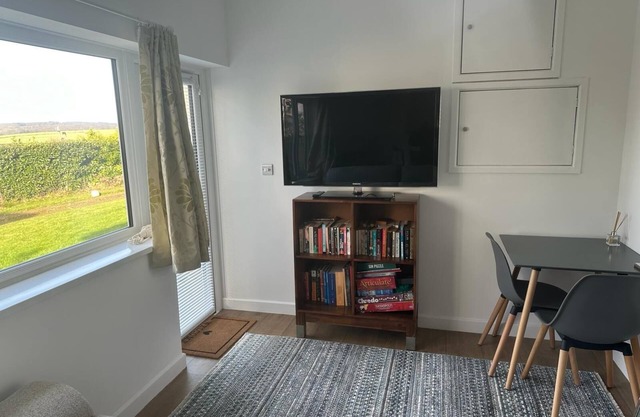 Entire guest house in Hampshire. Situated near the hills of Wallington