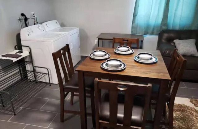 Entire Guesthome With own Bath/kitchen/2 Bdrm