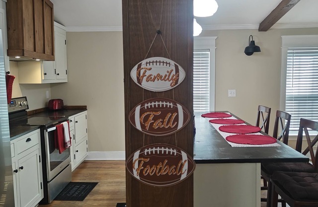 Entire Home! 3br 2ba sleeps up to 8! Only 9 miles from BryantDenny Roll Tide!