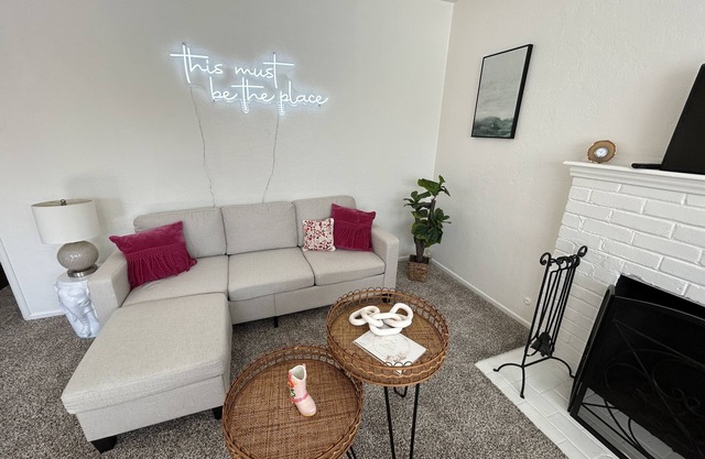 Entire Home by Newport Beach, Disneyland and SNA! Pet Friendly Home Downtown