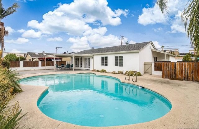 Entire home, Heated Pool, Free Parking, WiFi, Pets are allowed