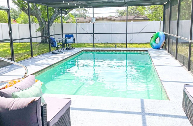Entire home with Screened- In Pool , Fully Fenced.