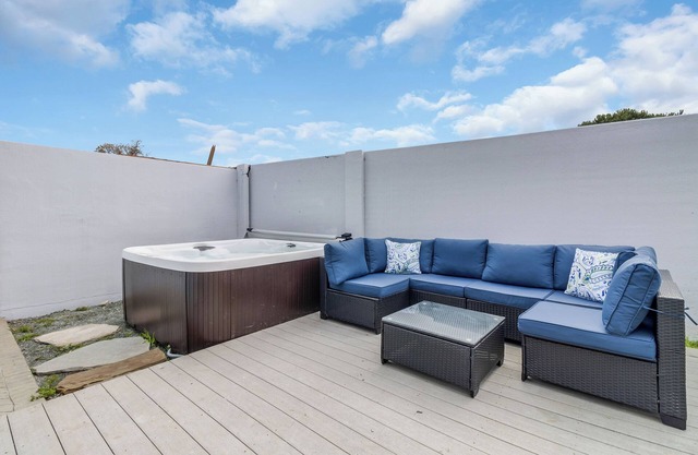 Entire house near Monterey with Jacuzzi