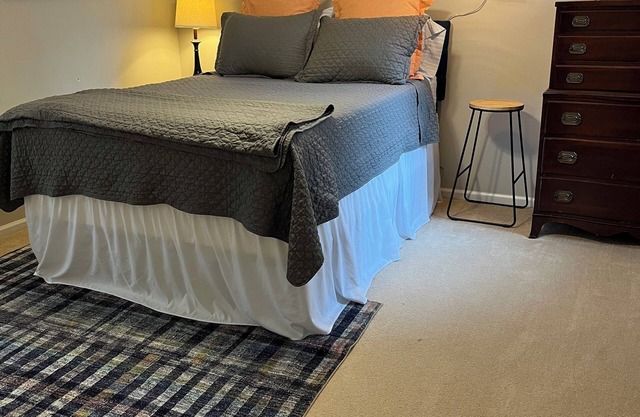 Entire house that sleeps 7- 3 miles from Death Valley!