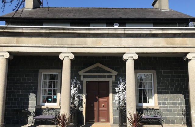 Entire Luxury Period Home with 8 Bedrooms and Hot Tub, Disco room 7 Bar