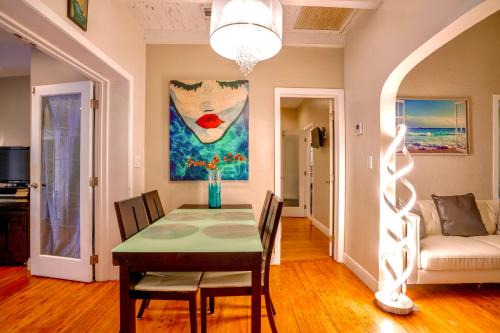 Entire private Beautiful 2 Bedroom plus Den House with gated front&back yard and Free parking 10min drive to Miami Beach