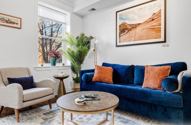 Entire Rowhome in Northwest Washington (Free Parking Spot Included)