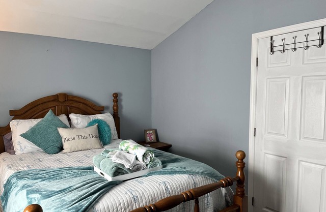 Entire Space, 2 private bath! 2bdrm-Apt in guest barn complex. Private entry!