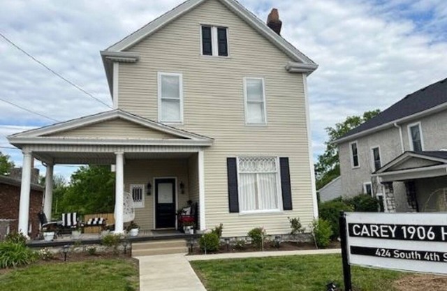 Entire Two story 4 bed/2 full bath. Historical home only steps to Centre college