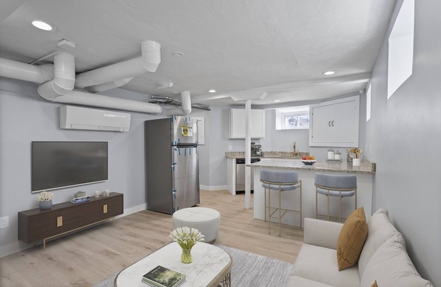 (ENTIRE UNIT)Swampscott Apt, Lots Of Natural Light, 20 mins To Swampscott Beach