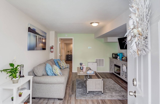 Entire UPSCALE Rental Unit Lilburn Quiet Basement