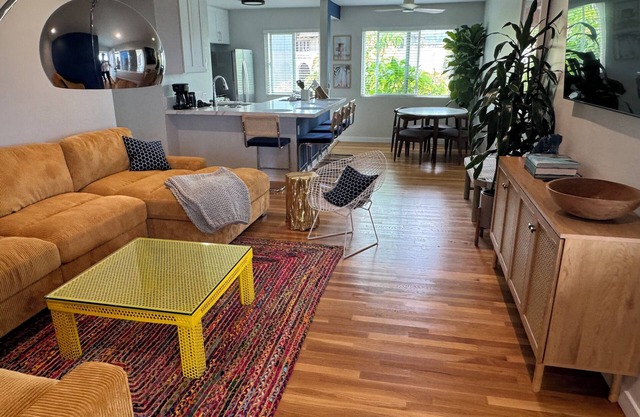 EPIC 2-bedroom apartment/Steps to beach/AC and WiFi/Just Remodeled