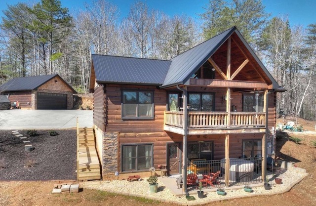 Epic mtn views with plush outdoor spaces only minutes from the Ocoee River