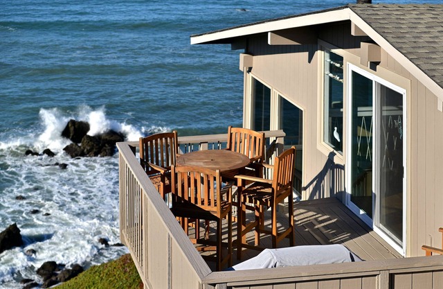 EPIC VIEWS - Absolute Oceanfront on Bluff w/Crashing Surf