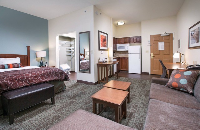 Equipped Studio Near Bush Field Airport | Free Daily Breakfast