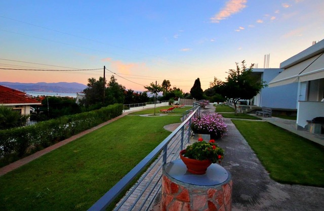 Eretria Cozy Haven - Spacious Garden Retreat