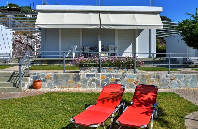 Eretria Cozy Home - Spacious Garden Retreat