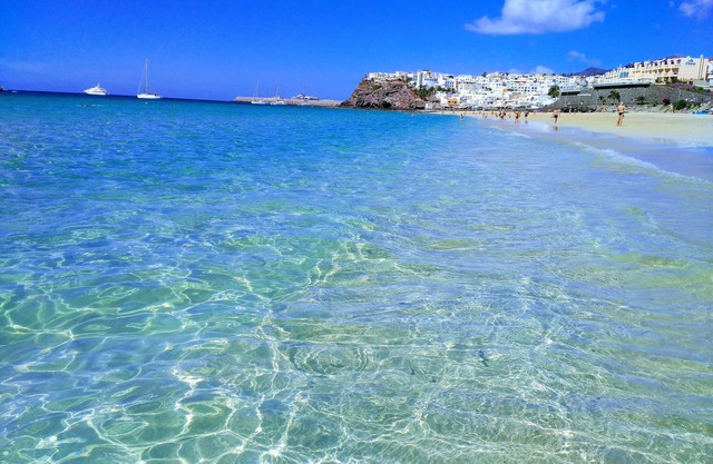 Apartment 2/4p on the 1st line of the sea, overlooking the beach, swimming pools, equipped. WIFI