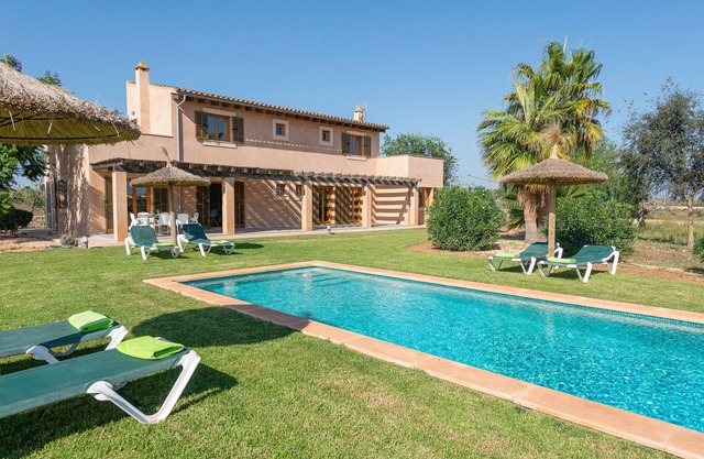 ES REGALO - PÉRGOLA - Wonderful villa with private swimming pool and free WiFi