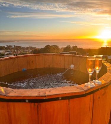 Escapada Romántica para Dos Suite Vista al Mar, Desayuno, Sesion en Tinaja Panorámica