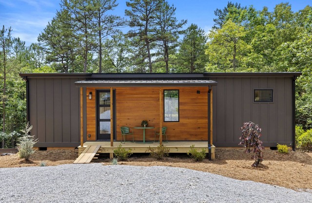 Escape to a 2BR/1BA tiny home in the North Georgia mountains. Create meals in the chef’s kitchen, cozy up by the wood-burning stove, refresh in the spa-style shower, and enjoy crisp mountain air and brilliant fall colors from your private deck.