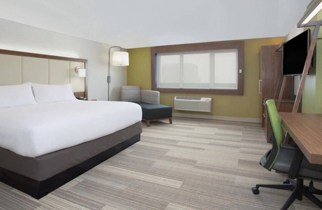 Escape to a Contemporary Suite w/ Breakfast!