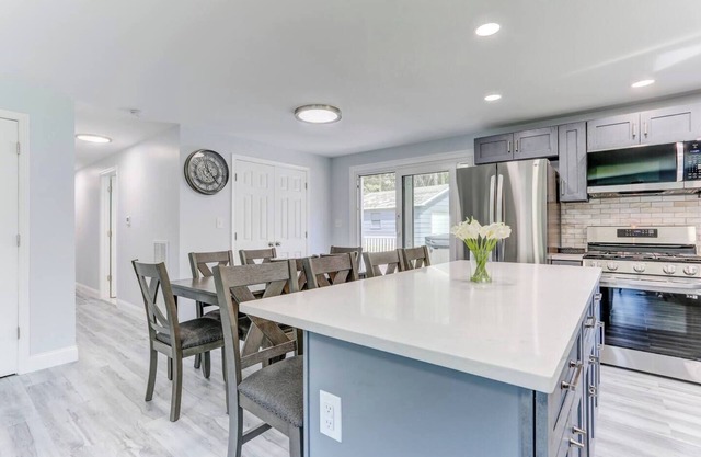 Escape to a new home with hot tub, fire pit, hiking, water park & casino nearby!