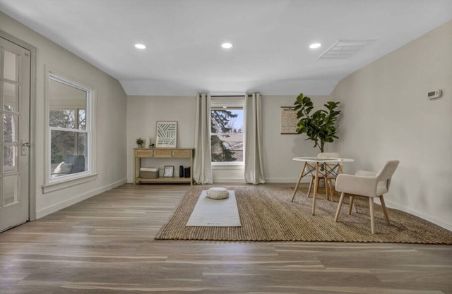 Escape to comfort at Be Cozy Getaway! Located in a serene neighborhood in Euclid.