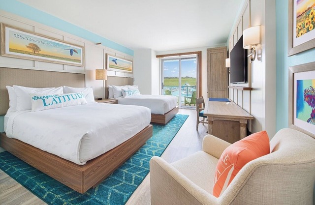 Escape to Island Vibes in a Kansas City Retreat w/Swimming Pool & Pet Friendly