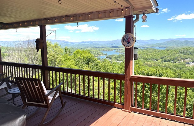 Escape to Lake Chatuge! Stunning views of the mountains and lake!