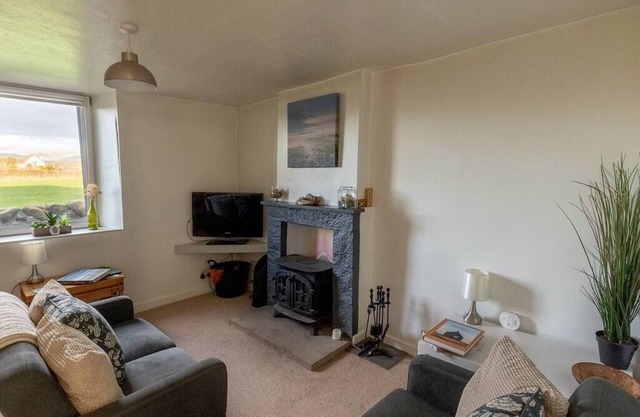 Escape to our Cosy Cottage with Log Burner.