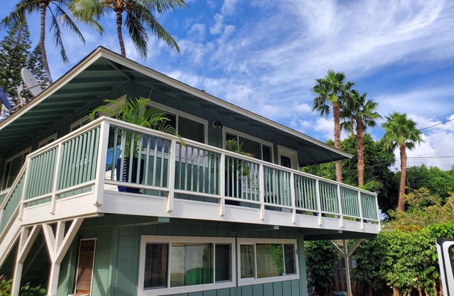 Escape to our Cozy 2 BR/1BA COTTAGE in Kihei!