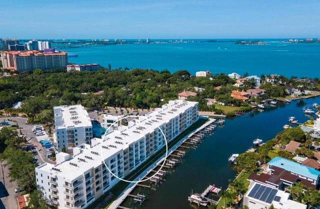 Escape to Paradise: Charming 2BR Condo, Sarasota Bay - Serenity Meets City Vibes
